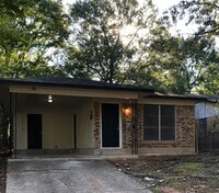 Building Photo - Very nice 3 bedroom/1 bath house with Cent...