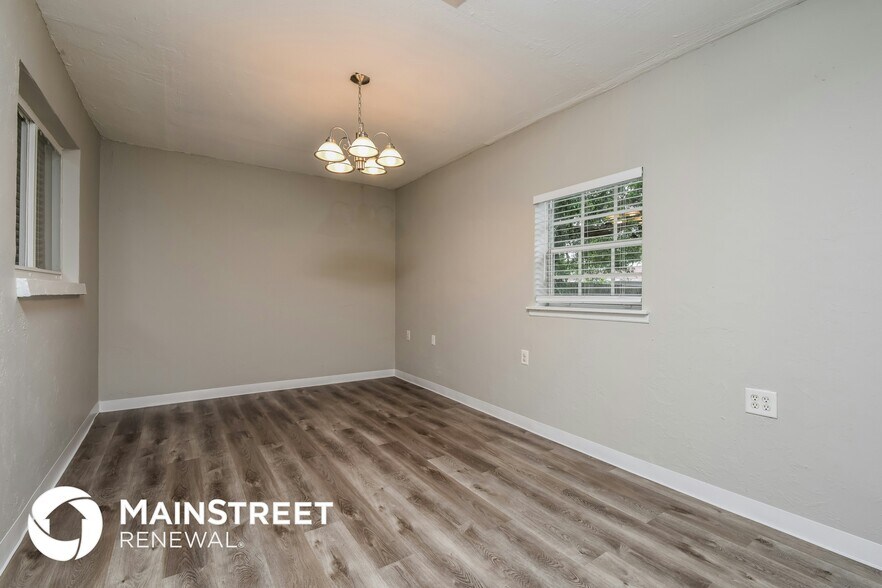 Building Photo - 3527 SE 3rd Ave