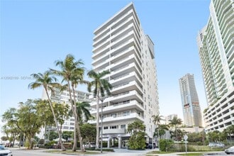 Building Photo - 1402 Brickell Bay Dr