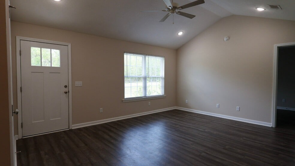 Building Photo - 521 Church Cir