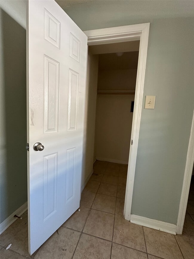 Building Photo - 516 Holiday Dr