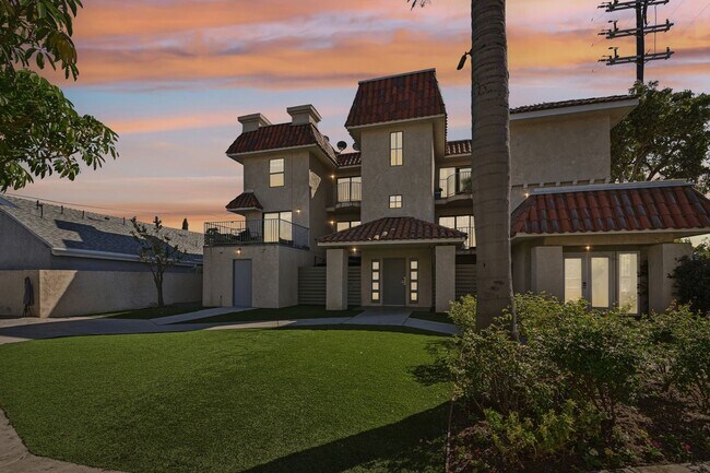 Building Photo - 3BD/2BA Apartment with Laundry In-Unit, Appliances, Tandem Parking & More | 1MO. Free OAC