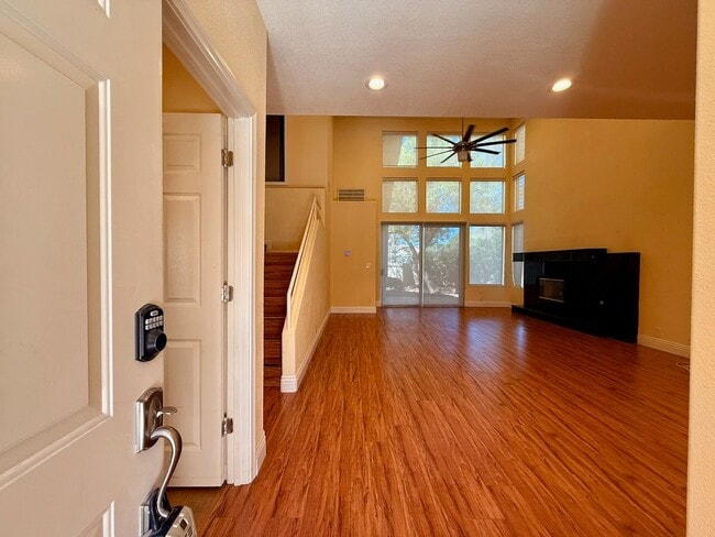 Building Photo - Gorgeous Spanish Trails 3BR House for lease!