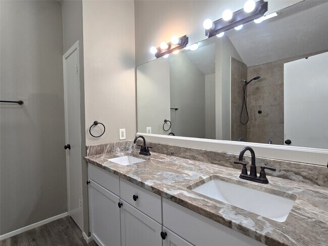 Building Photo - 24015 Farm Hill Dr