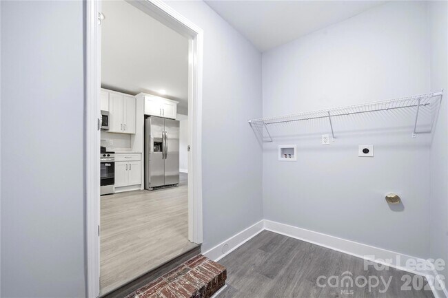 Building Photo - 553 Derrydowne Dr
