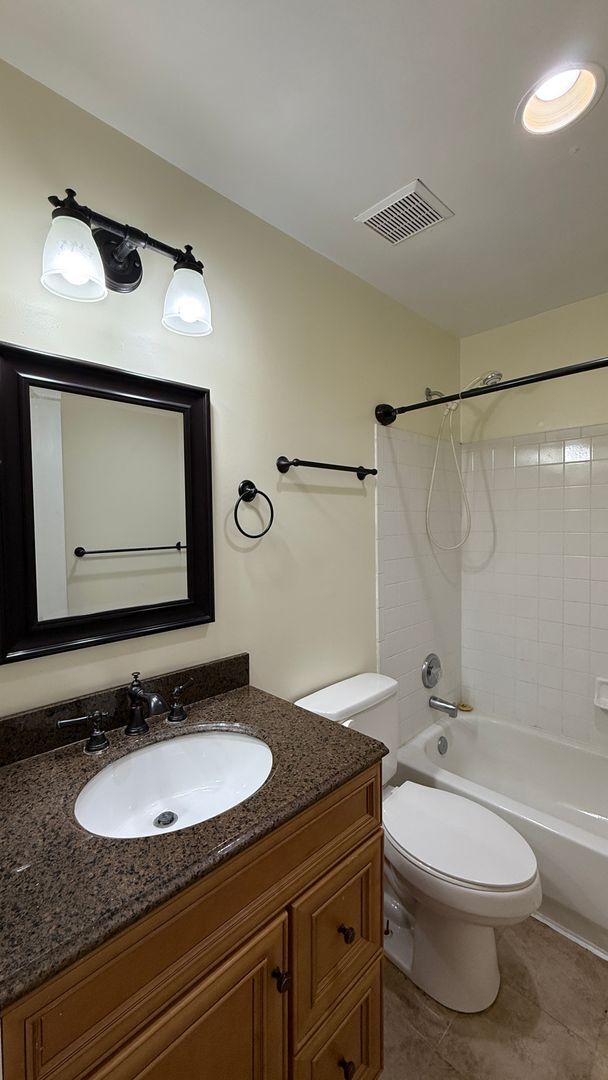 Building Photo - Glen Oaks Townhouse