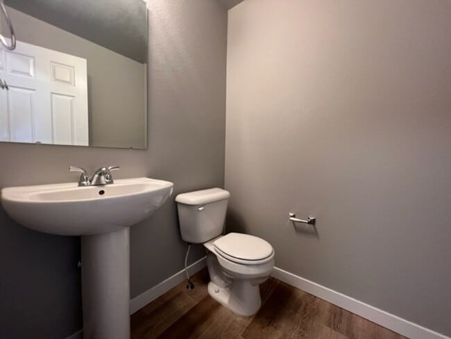 Building Photo - Beautiful Home Tucked In A Great Neighborhood