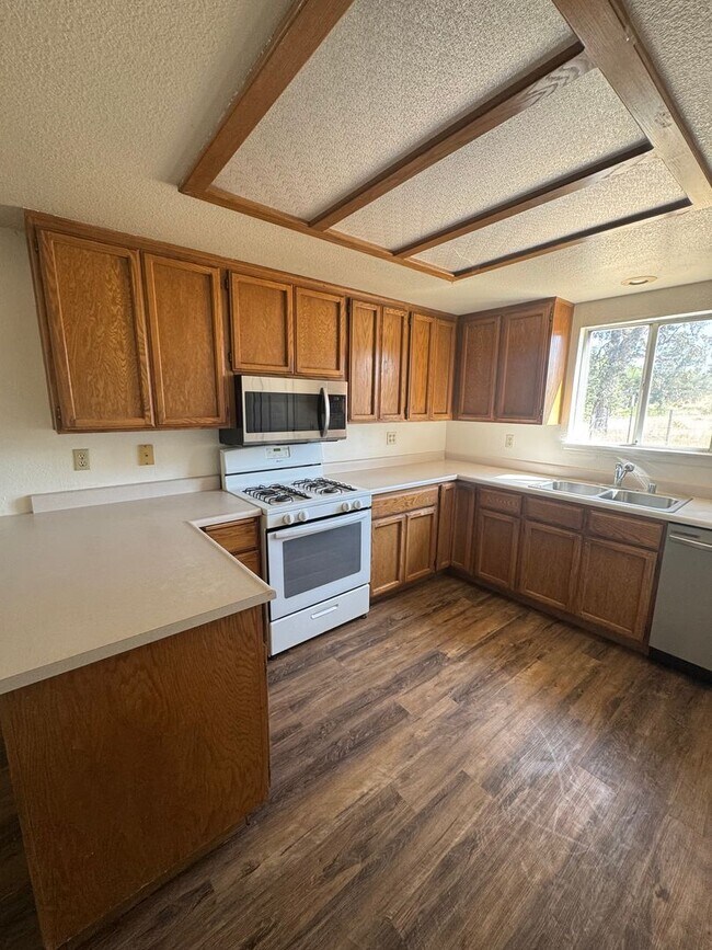 Building Photo - 3 BEDROOM HOME IN COUNTRY SETTING