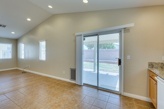 Building Photo - Single story 3 bedroom home in a lovely NW...