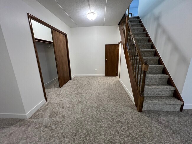 Building Photo - 2416 W Foster Ave