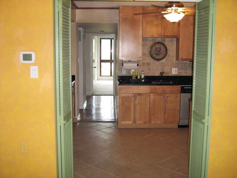 Building Photo - 5180 Maris Ave