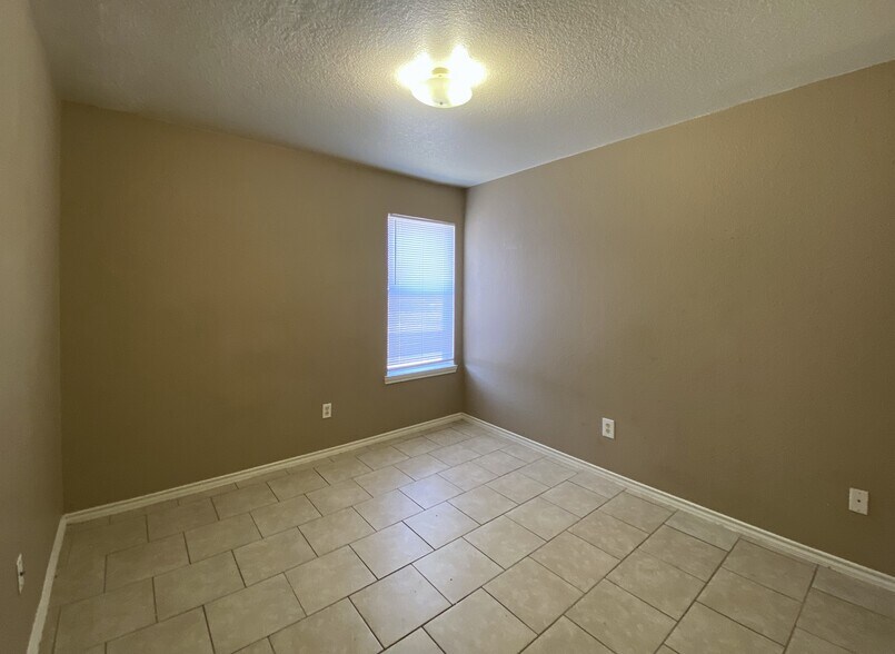 Building Photo - 2801 Cantabrian Dr