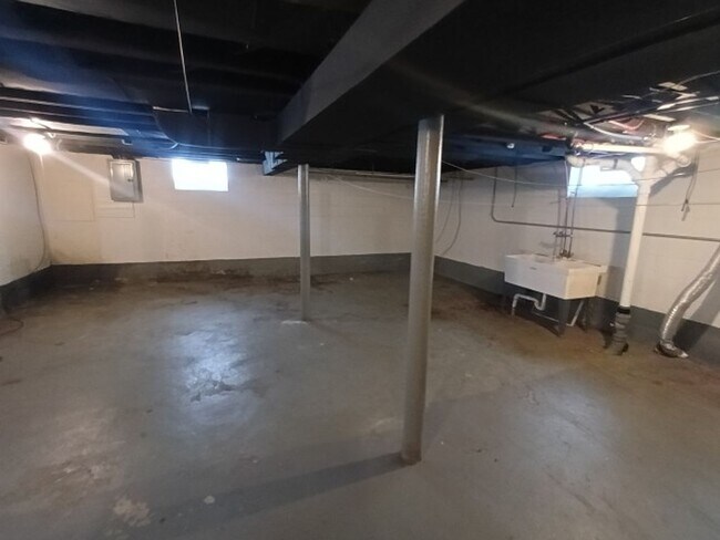 Building Photo - 3 bedroom/1.5 bath now available! $1300/mo!