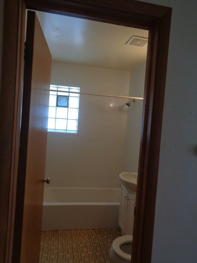 Building Photo - 1135