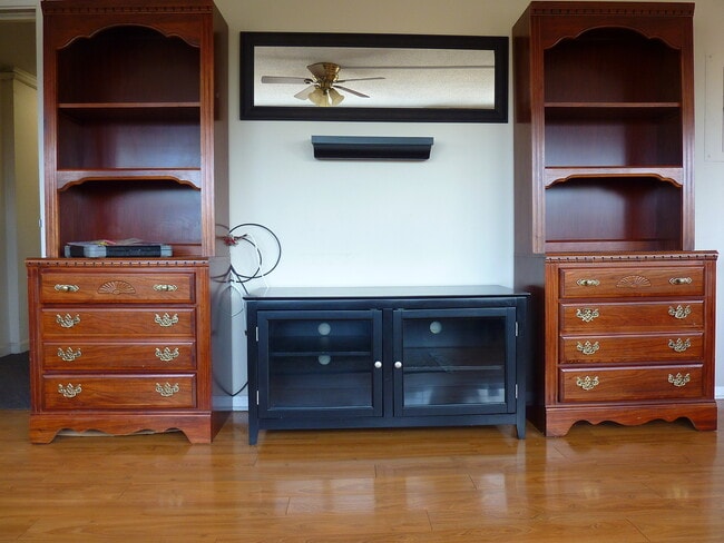 Building Photo - 1BR/1BA Penthouse Condo | University Tower...