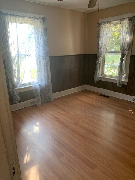 Building Photo - 566 S Main St