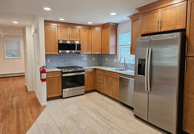 Building Photo - 31 Lakeview Rd