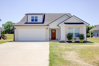 Building Photo - Fresh and Clean 3 bed/2 bath minutes from Exit 8.  Show Stopper!