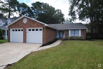 Building Photo - Charming 3 Bed 2 Bath home with ample yard...