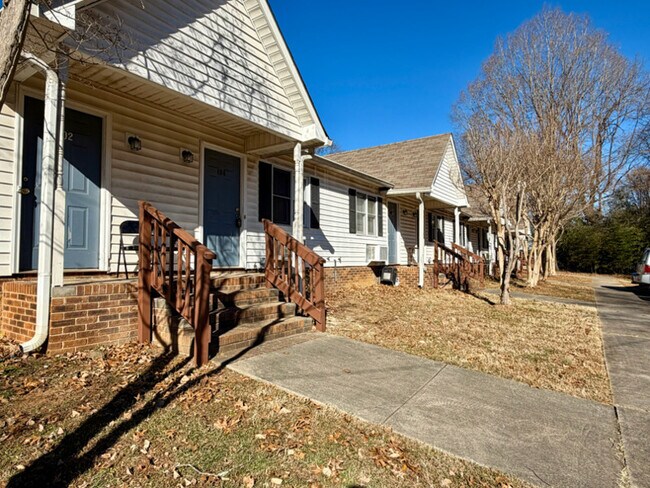 Building Photo - 1442 Riverview Rd