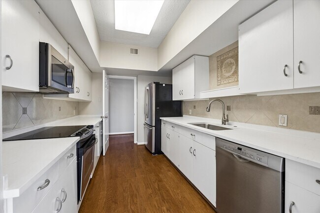 Building Photo - 15 Greenway Plz