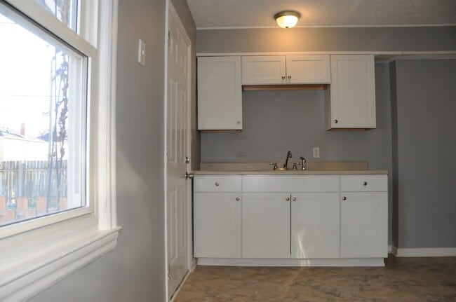 Building Photo - 924 S Harris Ave
