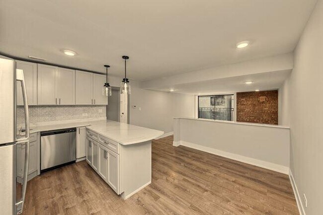 Building Photo - 2 bedroom in Chicago IL 60610