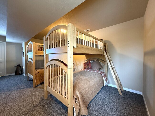 Building Photo - WINTER SPECIAL DISCOUNTED $500 PER MONTH F...