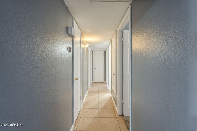 Building Photo - 3236 S Kenwood Ln