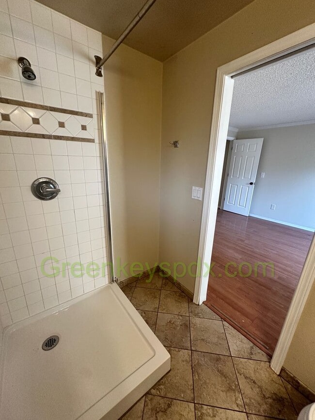 Building Photo - Gorgeous 4 Bedroom 2 Bath with Fully Fence...