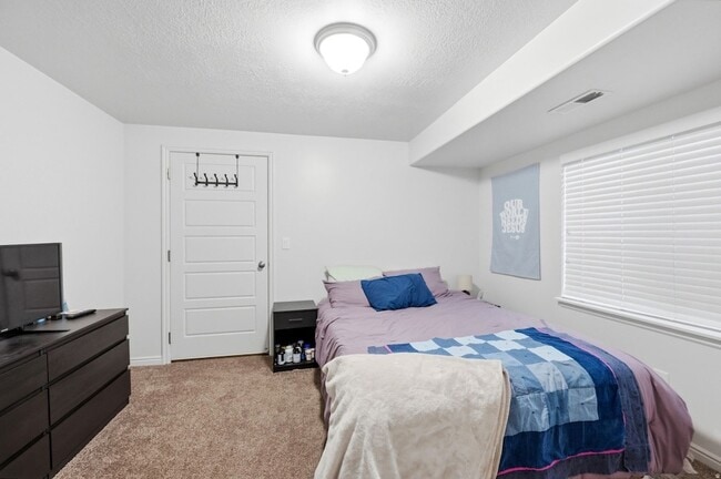 Building Photo - 86 E Rose Way