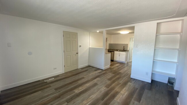 Building Photo - Updated 3 Bed 2 Bath Single Family Home in...