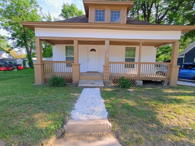 Primary Photo - 1322 E Central St