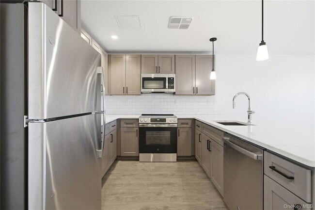 Building Photo - 180 Deer Park Ave