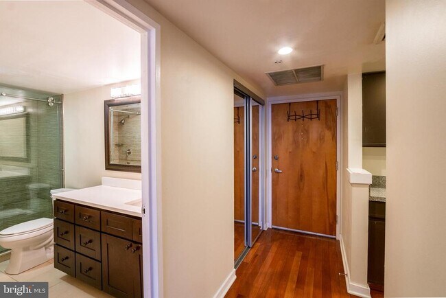 Building Photo - 301 Race St