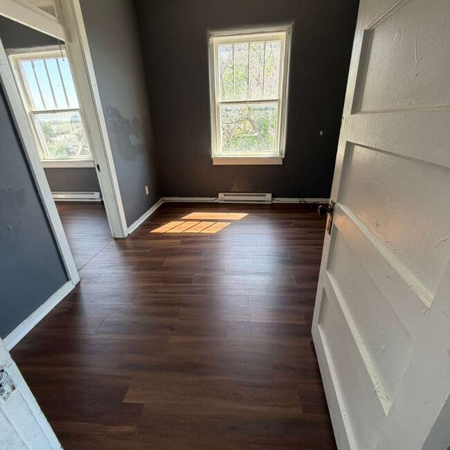 Building Photo - 311 W King St