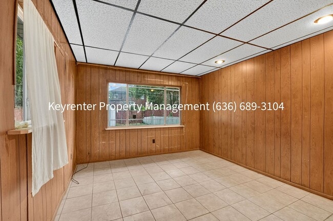 Building Photo - 5855 Pershing Ave