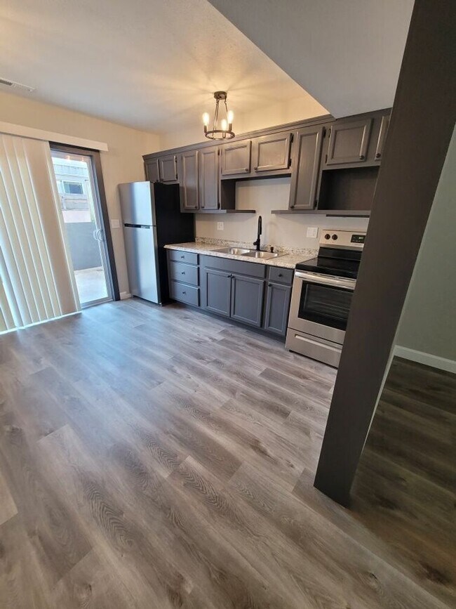 Building Photo - Remodeled 2 bathroom Townhouse on Sunset in Osage Beach!