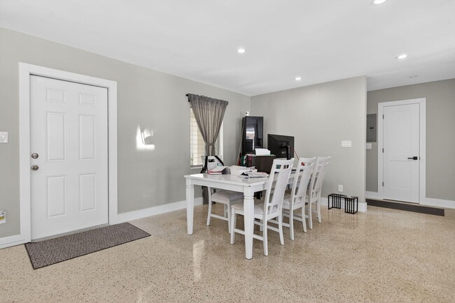 Building Photo - 2433 SE 10th St