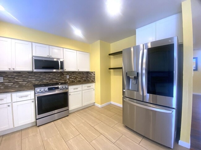 Building Photo - Sunlit 3-Bed Fremont Home in Cabrillo with...