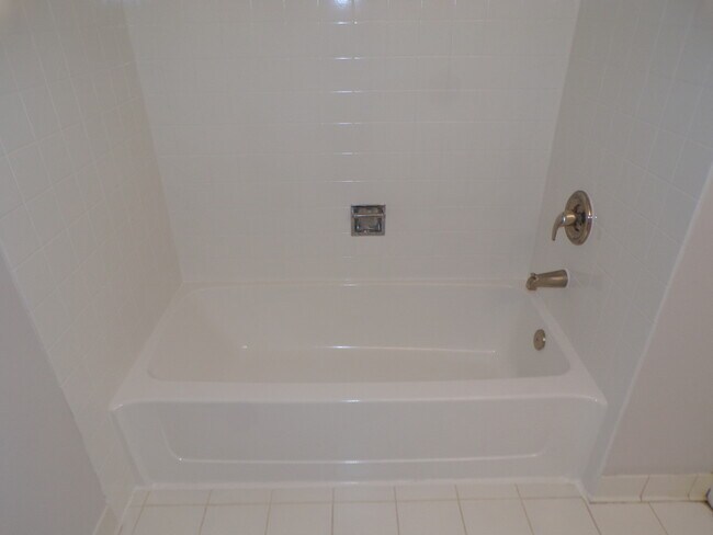 Building Photo - 13 Redbud Ct