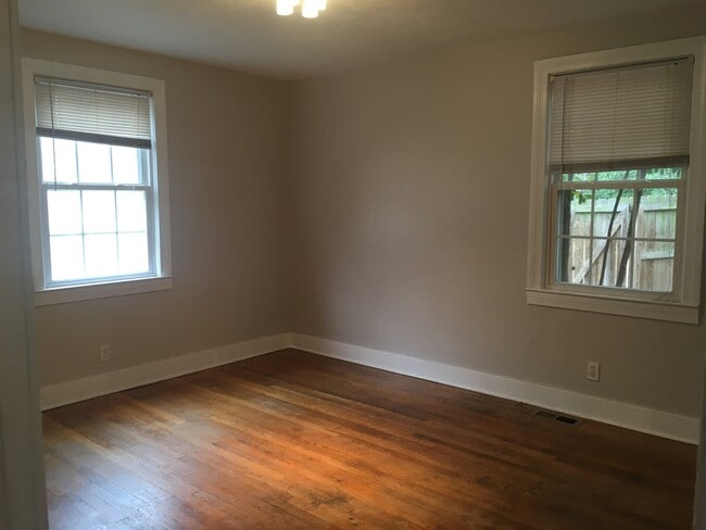 Building Photo - Kings Wood * Lawn Maintenance & Water Included*