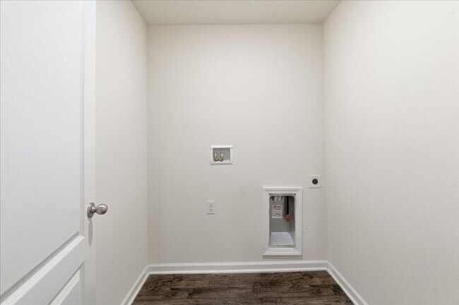 Building Photo - Welcome to this beautiful 3-bedroom, 2-bathroom home located in the heart of Bunnell!!