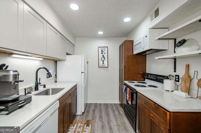 Building Photo - 5157 Roswell Rd