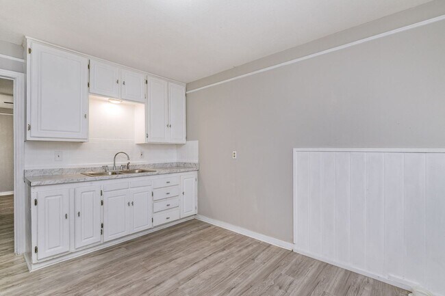 Building Photo - 2306 SW 8th Ave