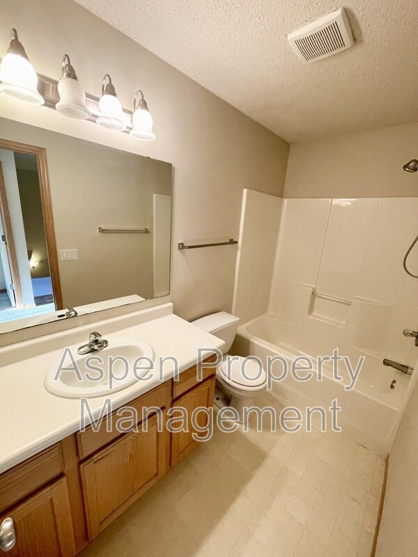 Building Photo - 626 Tipperary Rd