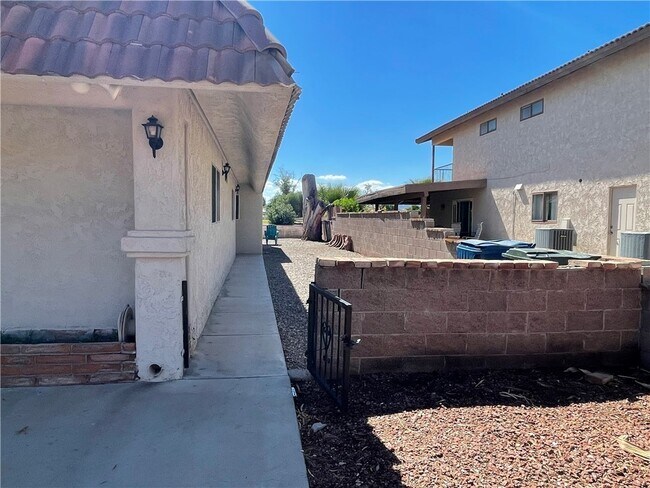 Building Photo - 2677 Country Club Dr