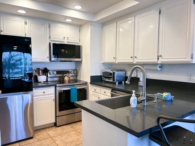Building Photo - 3674S - Hollywood Beach Hideaway