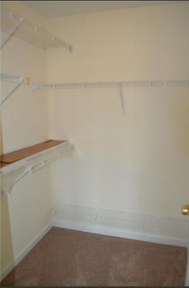 Building Photo - For Rent: Charming 3-Bedroom Pet-Friendly ...