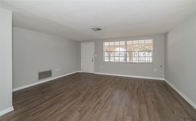 Building Photo - 7911 Foxwood Dr